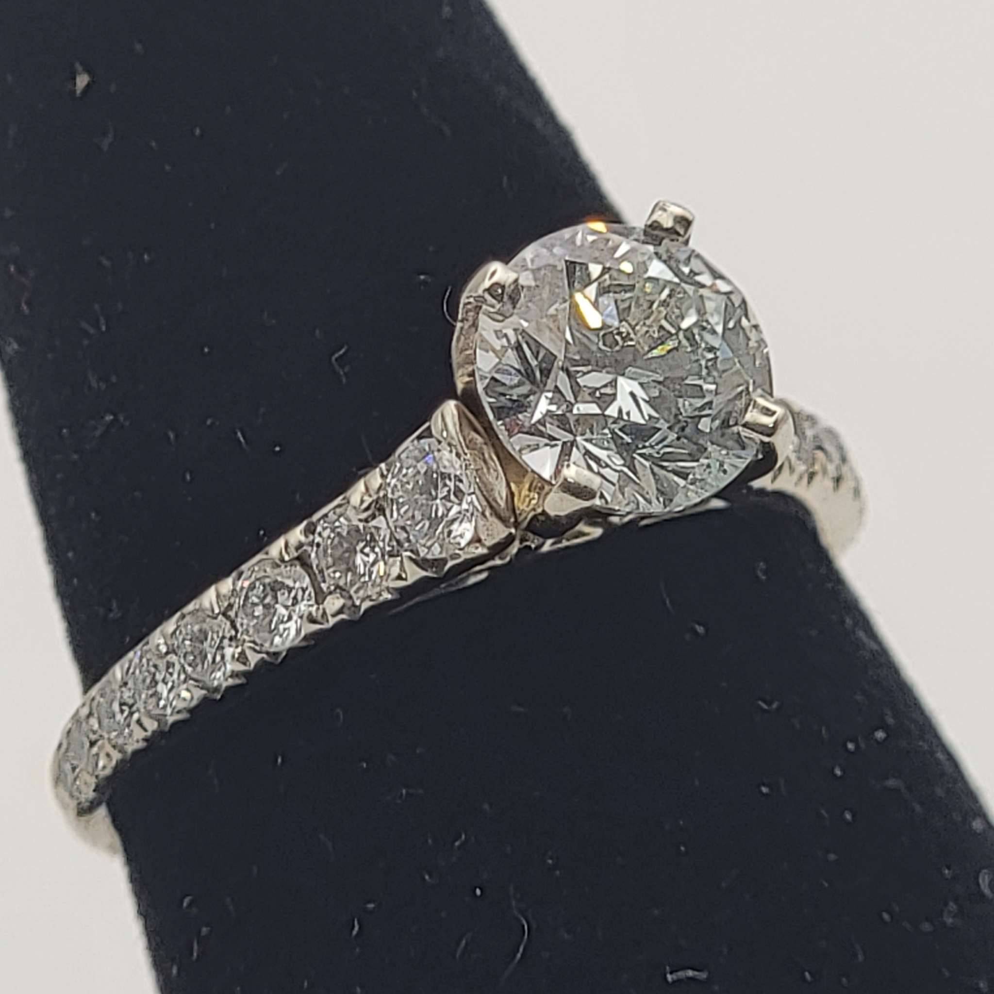 14K WHITE GOLD DIAMOND ENGAGMENT RING 2048X2048 1