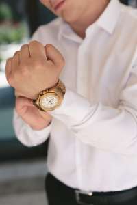 CLOSE UP HANDS OF THE GROOM WITH A CLOCK 2022 02 15 17 41 50 UTC 200X300 1