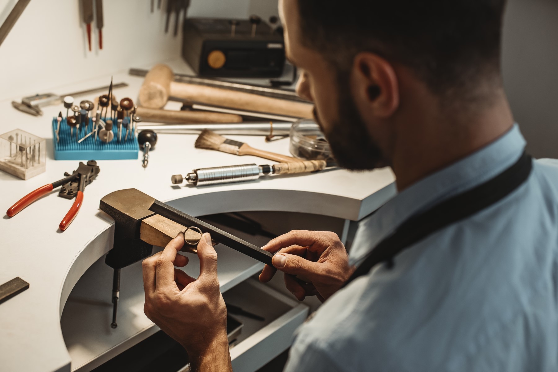 DELICATE JEWELRY WORK CLOSE UP OF A MALE JEWELER 1800X1202 1