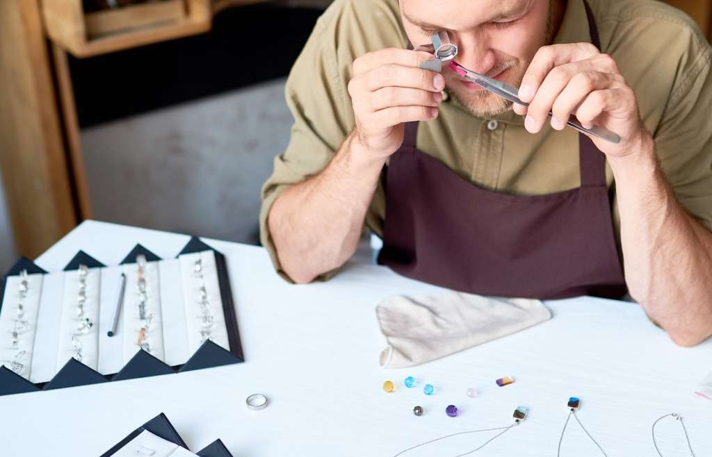 MAN APPRAISING JEWELRY IN SHOP 1024X1024 1 1024X658 1